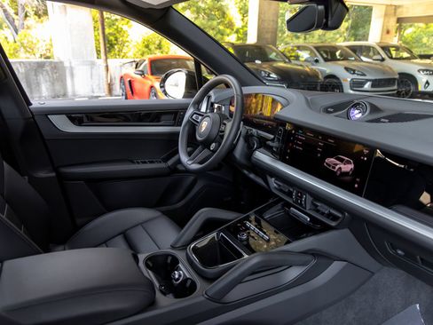 Certified 2025 Porsche Cayenne AWD/4WD image 55