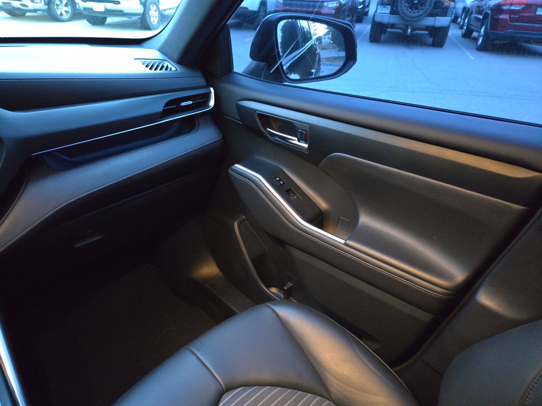Used 2021 Toyota Highlander XSE FWD image 11