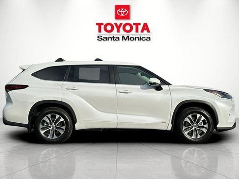 New 2026 Toyota Highlander XLE image 2