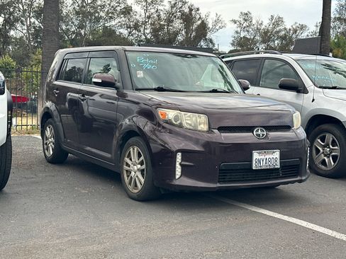 Used 2014 Scion xB FWD image 2