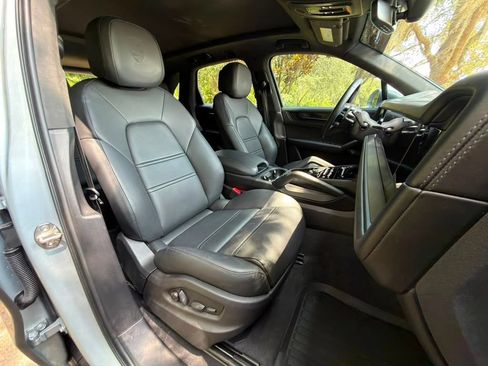 Certified 2025 Porsche Cayenne GTS AWD/4WD image 18