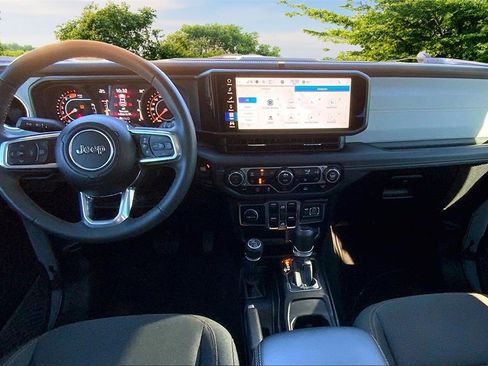 Used 2024 Jeep Wrangler Sahara image 7