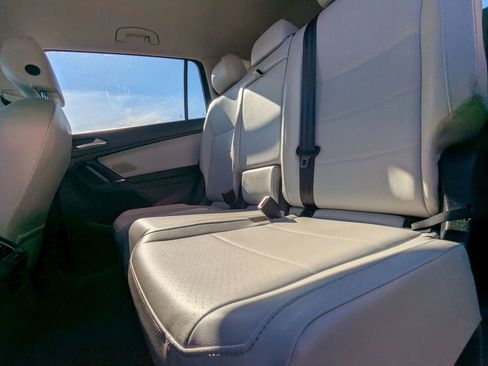 Used 2018 Volkswagen Tiguan SE w/ 3rd Row Seat Package image 12