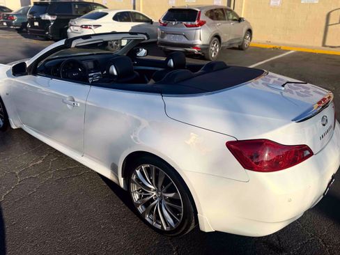 Used 2014 INFINITI Q60 Convertible w/ Premium Package RWD image 2