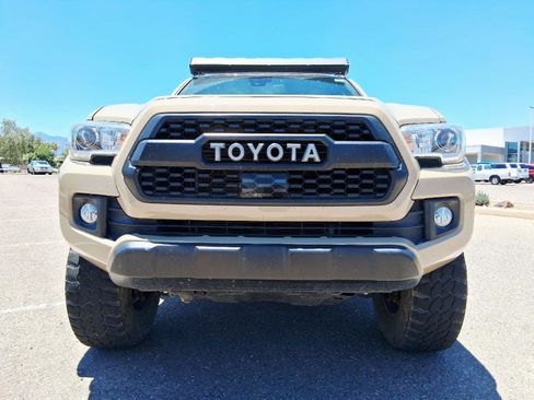 Used 2019 Toyota Tacoma TRD Off-Road w/ Technology Package AWD/4WD image 11