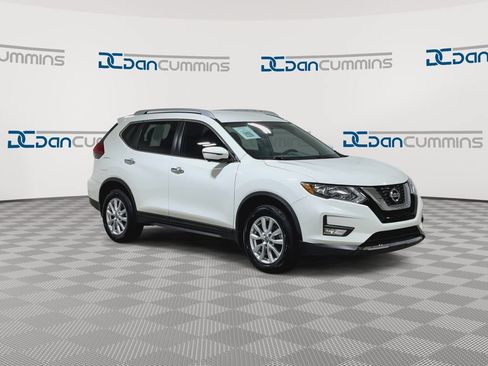 Used 2017 Nissan Rogue SV w/ SV Premium Package AWD/4WD image 2