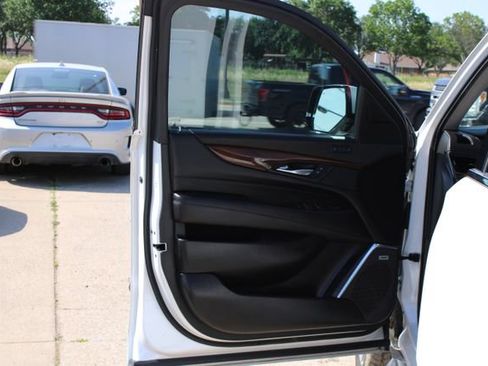 Used 2019 Cadillac Escalade ESV Luxury RWD image 13