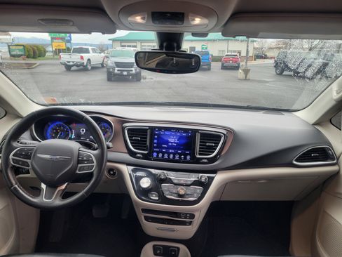 Used 2017 Chrysler Pacifica Touring-L Plus image 18