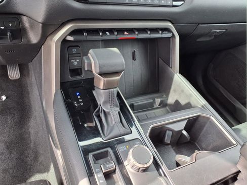 Used 2025 Toyota Tundra Limited AWD/4WD image 26
