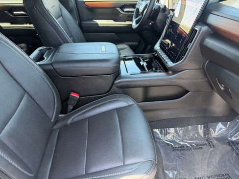 Used 2025 GMC Yukon XL Denali AWD/4WD image 11