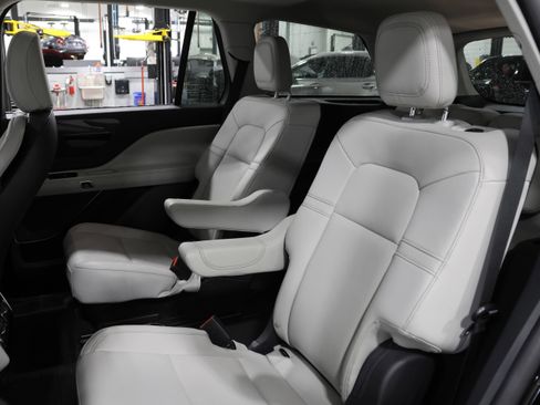 Used 2025 Lincoln Aviator AWD w/ Jet Appearance Package image 32