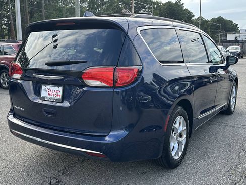 Used 2017 Chrysler Pacifica Touring-L w/ Tire & Wheel Group FWD image 6