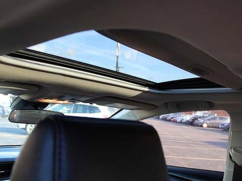 Used 2018 Toyota Corolla SE w/ SE Premium Package FWD image 8