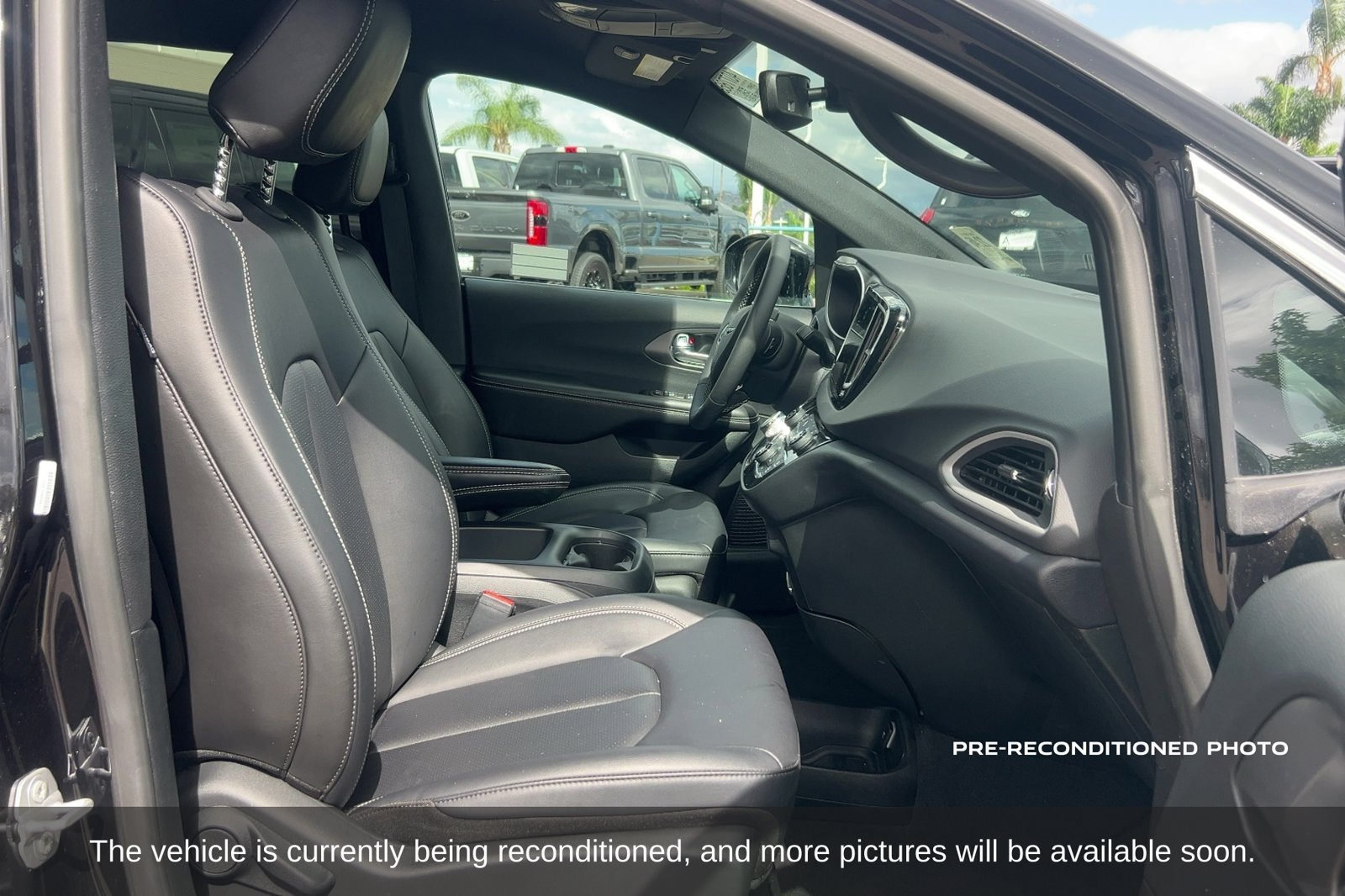 Used 2026 Chrysler Pacifica Select FWD image 15