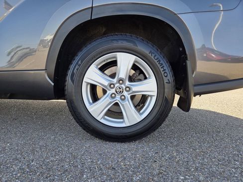 Used 2023 Toyota Highlander LE FWD image 9