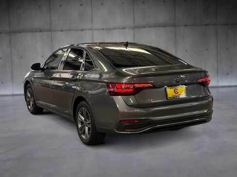 Used 2024 Volkswagen Jetta SE FWD image 3