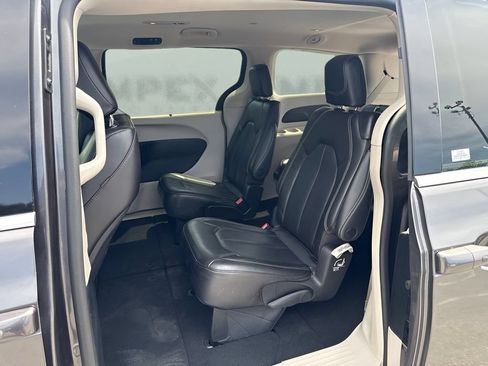 Used 2023 Chrysler Pacifica Touring-L FWD image 27