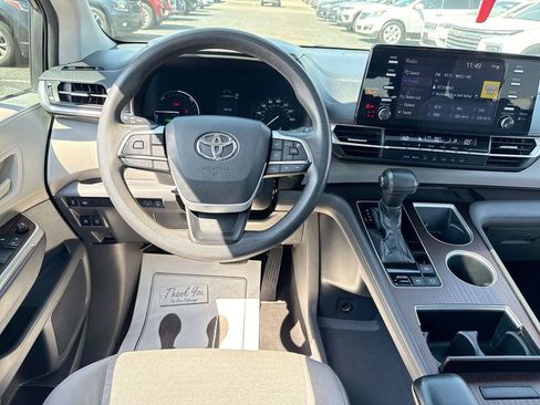 Used 2021 Toyota Sienna LE w/ LE Plus Package AWD/4WD image 14