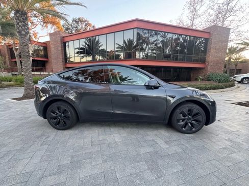 Used 2024 Tesla Model Y Long Range AWD/4WD image 8