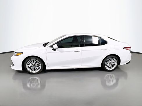 Used 2018 Toyota Camry XLE FWD image 9