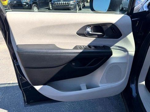 Used 2021 Chrysler Pacifica Touring-L w/ Uconnect Theater Family Group image 12