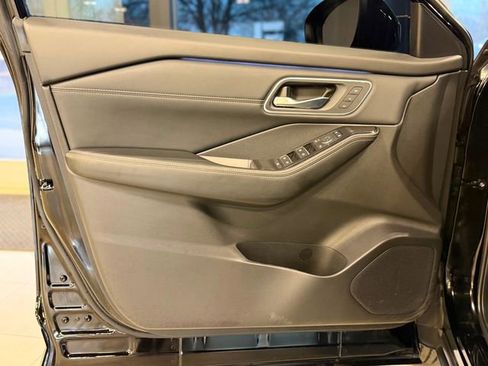 Used 2025 Nissan Rogue Platinum image 18