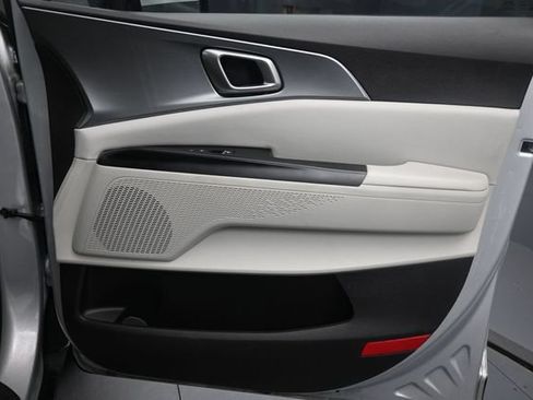 Used 2022 Kia Carnival LX FWD image 27