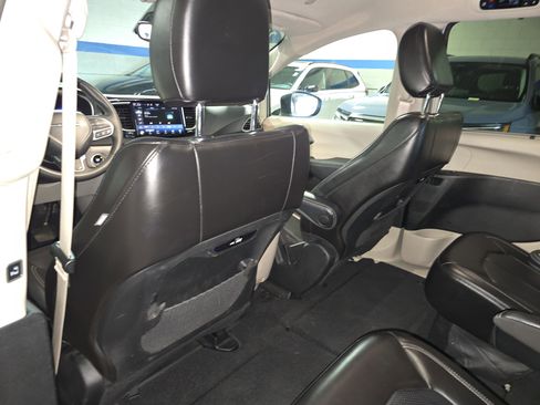 Used 2023 Chrysler Pacifica Touring-L FWD image 12