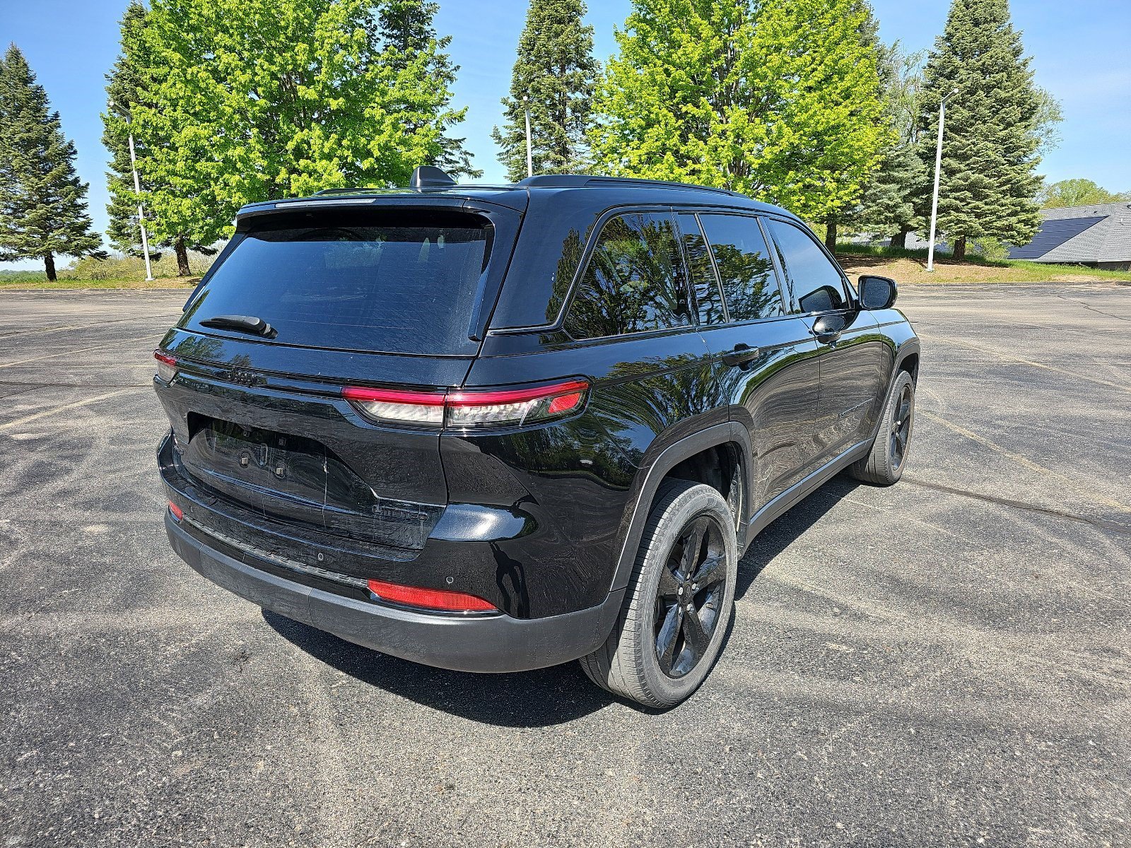 Used 2023 Jeep Grand Cherokee Limited w/ Black Appearance Package AWD/4WD image 6