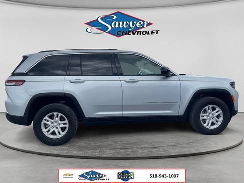 Used 2023 Jeep Grand Cherokee Laredo AWD/4WD image 6