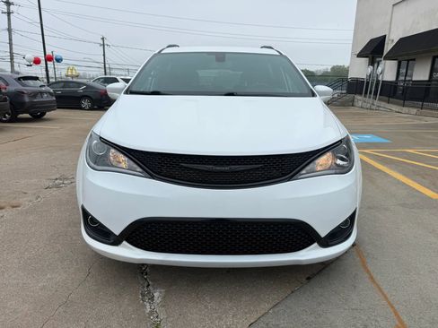 Used 2020 Chrysler Pacifica Touring-L Plus w/ S Appearance Package FWD image 2