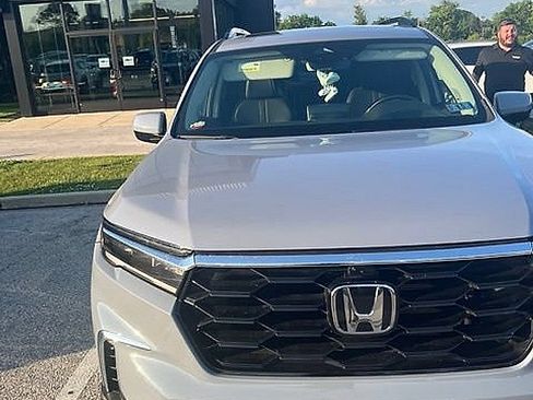 Used 2025 Honda Pilot Elite image 4