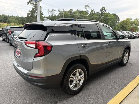 Used 2024 GMC Terrain SLE w/ Driver Convenience Package FWD image 4