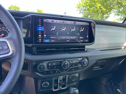 Used 2025 Jeep Wrangler Unlimited Sahara AWD/4WD image 20