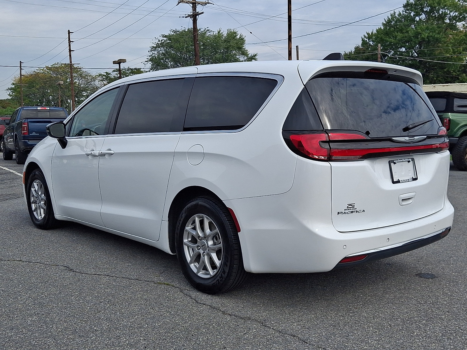 Used 2024 Chrysler Pacifica Touring-L FWD image 4
