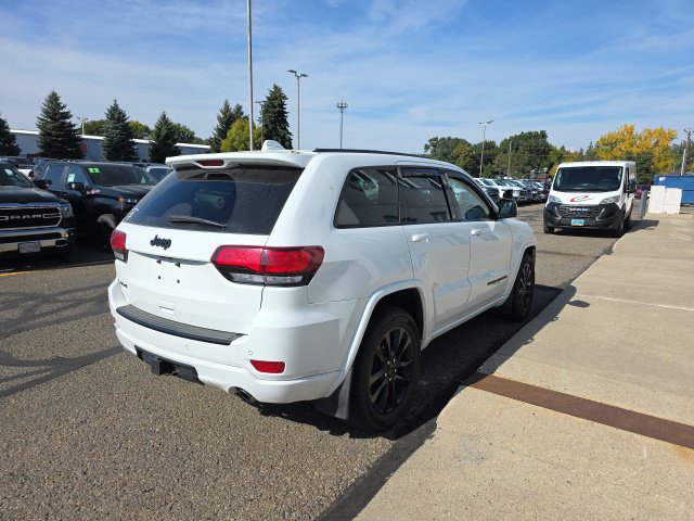 Used 2017 Jeep Grand Cherokee Altitude AWD/4WD image 4