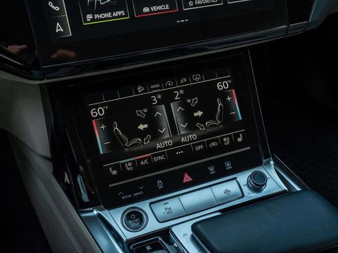 Used 2022 Audi e-tron Premium Plus w/ Premium Plus Package image 17