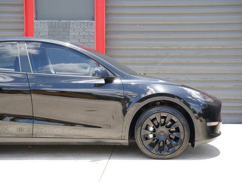 Used 2023 Tesla Model Y AWD image 3