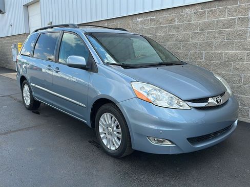 Used 2010 Toyota Sienna XLE Limited FWD image 3
