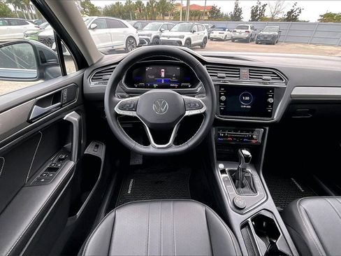 Certified 2024 Volkswagen Tiguan SE w/ Panoramic Sunroof Package image 19