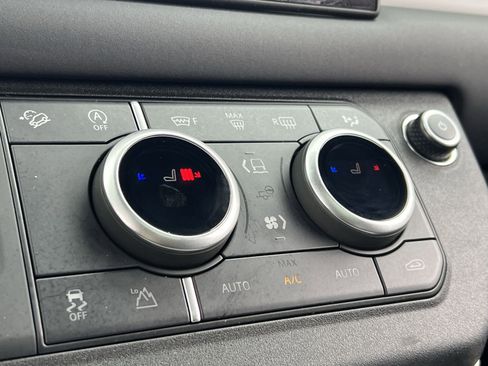 Used 2025 Land Rover Defender 110 S image 32