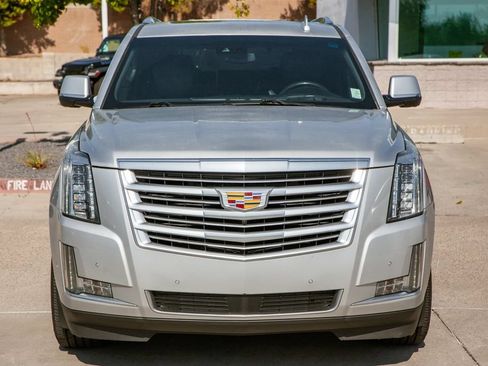 Used 2017 Cadillac Escalade Platinum AWD/4WD image 3