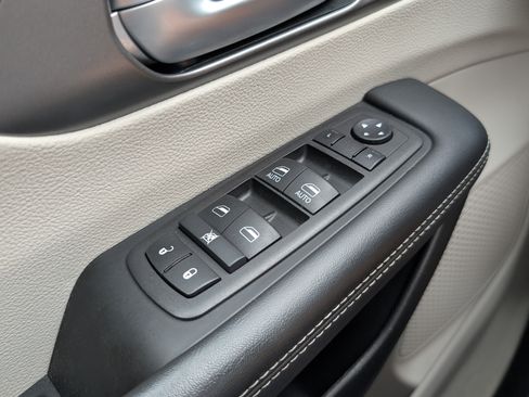 Used 2024 Chrysler Pacifica Touring-L FWD image 21