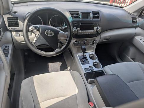 Used 2012 Toyota Highlander SE w/ Tech Pkg image 11