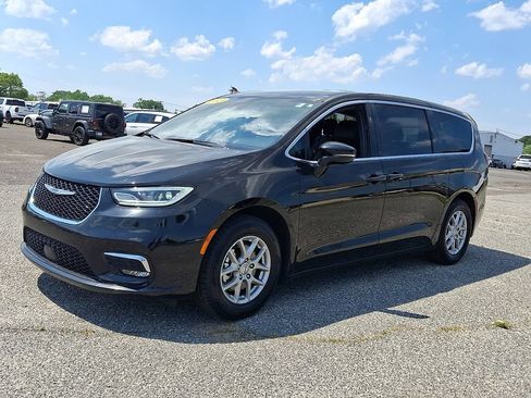 Used 2025 Chrysler Pacifica Select FWD image 6