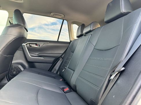 Used 2021 Toyota RAV4 XLE Premium image 19