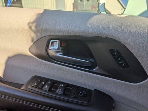 Certified 2022 Chrysler Pacifica Touring-L FWD image 11