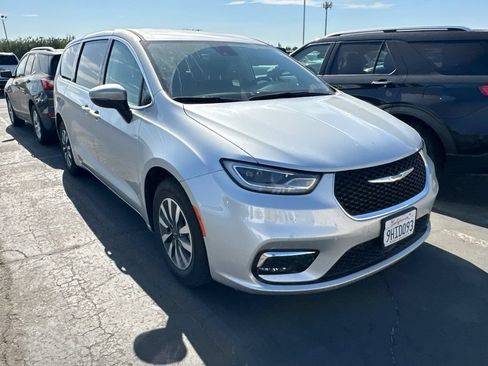 Used 2023 Chrysler Pacifica Touring-L FWD image 2