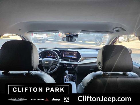 Used 2025 Chevrolet Trax LT FWD image 25