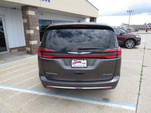 Used 2023 Chrysler Pacifica Touring-L FWD image 6